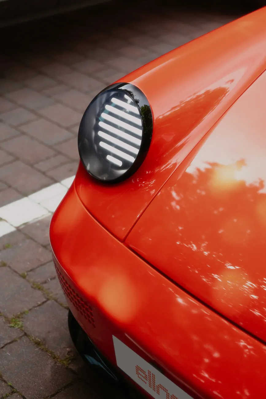 Round headlight with horizontal shutter slats
